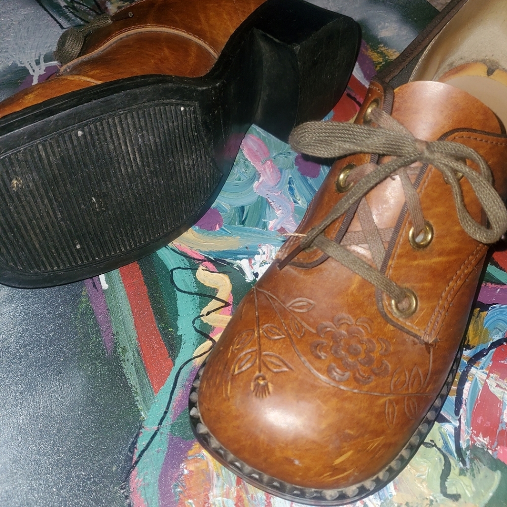 Embossed Leather Block Heel - Picture 2 of 4